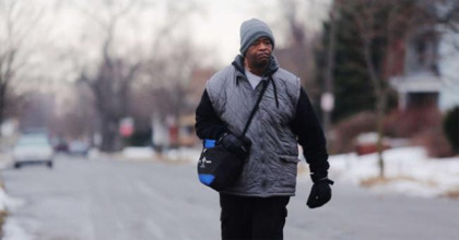 Ежедневно этот мужчина преодолевал пешком 34 км на работу и обратно. Но однажды его усердие было вознаграждено...