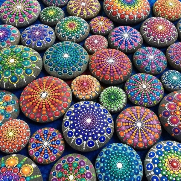 Художница рисует на камнях тысячи крошечных точек, создавая красочные мандалы
